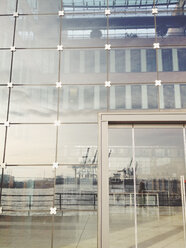 Spiegelung in der Fassade des Bürogebäudes im Hamburger Holzhafen in der Großen Elbstraße, Hamburg, Deutschland - SEF000502