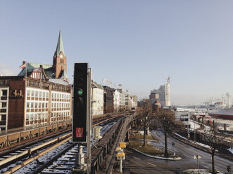 Blick auf den Gleiskörper der U-Bahn an der Elbe Vorsetzen, Bürogebäude, Hamburg, Deutscland - SEF000542