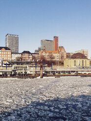 Blick auf die Landungsbrücken in Hamburg, Deutschland - SEF000545