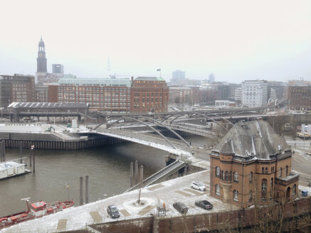 Blick auf die abwärts gerichtete Widerstandsspitze in der Speicherstadt und den Michel, das Wahrzeichen von Hamburg, Deutschland - SEF000530