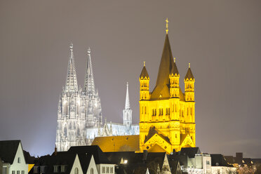 Deutschland, Nordrhein-Westfalen, Köln, Blick auf den beleuchteten Kölner Dom und Groß St. Martin bei Nacht - WGF000226