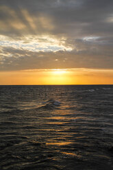 Indonesien, Lombok, Sonnenuntergang am Strand von Senggigi - KRPF000205