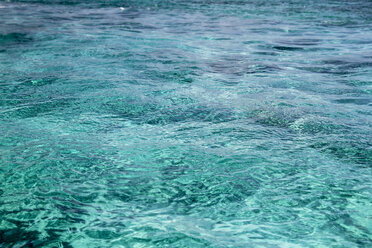 Indonesien, Lombok, Blaue Wasseroberfläche im Meer - KRPF000197