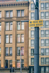 Australien, New South Wales, Sydney, Blick auf Fassaden, Straßenschild verkehrt herum im Vordergrund - FBF000217