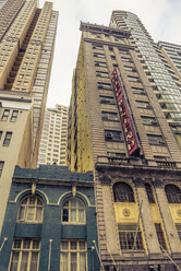 Australien, New South Wales, Sydney, Blick auf die Fassade von Wolkenkratzern und das Hotel Westend - FBF000219