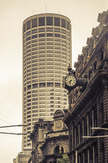 Australien, New South Wales, Sydney, Blick auf Wolkenkratzer und Teil eines alten Gebäudes im Vordergrund - FBF000221