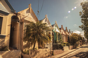 Australien, New South Wales, Sydney, Newtown, Reihe von alten Wohnhäusern bei Sonnenlicht - FBF000226