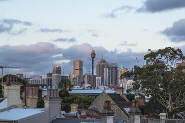 Australien, New South Wales, Sydney, Skyline in der Abenddämmerung - FBF000218