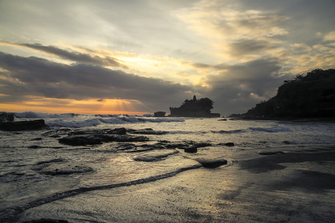 Indonesien, Bali, Tanah-Lot-Tempel bei Sonnenuntergang, lizenzfreies Stockfoto