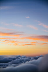 Indonesien, Bali, Wolken über Bergen - KRP000264