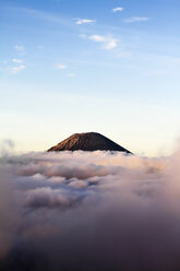 Indonesien, Java, Bromo Tengger Semeru National Park, Blick vom Berg Penanjakan zum Berg Batok über den Wolken - KRP000265