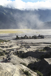 Indonesien, Java, Bromo Tengger Semeru National Park, Pura Luhur Poten Hindu-Tempel, Touristen am Vulkan Mount Bromo - KRP000269