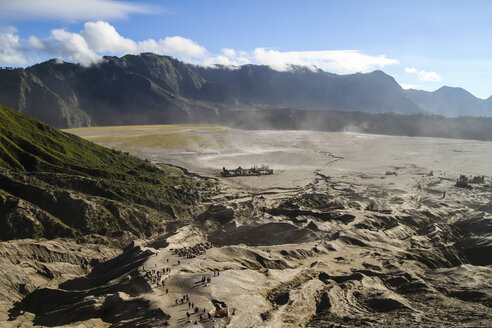 Indonesien, Java, Bromo Tengger Semeru National Park, Touristen auf dem Weg zum Vulkan Mount Bromo, im Hintergrund der Pura Luhur Poten Hindu-Tempel - KRP000272