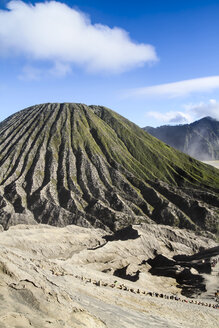 Indonesien, Java, Bromo Tengger Semeru National Park, Touristen auf dem Weg zum Vulkan Mount Bromo, im Hintergrund der erloschene Vulkan Mount Batok - KRP000273