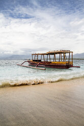 Indonesien, Lombok, Insel Gili Air, traditionelles Holzboot am Strand - KRP000210