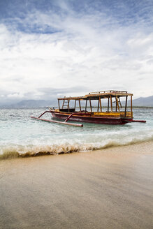 Indonesien, Lombok, Insel Gili Air, traditionelles Holzboot am Strand - KRP000210