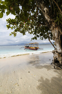 Indonesien, Lombok, Insel Gili Air, traditionelles Holzboot am Strand - KRP000211