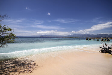 Indonesien, Lombok, Isle Gili Air, Blick vom Strand der Isle Gili Mono zur Isle Gili Air - KRP000216