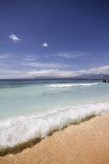 Indonesien, Lombok, Isle Gili Air, Blick vom Strand der Isle Gili Mono zur Isle Gili Air - KRP000215