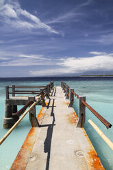 Indonesien, Lombok, Insel Gili Meno, alte Seebrücke, im Hintergrund die Insel Gili Air - KRP000217