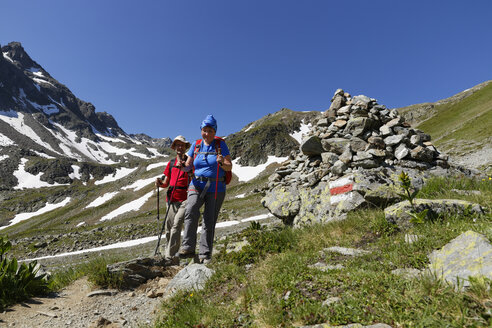 Österreich, Vorarlberg, Wanderer am Grafierjoch und Schafberg - SIEF005050