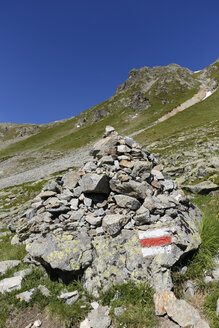 Österreich, Vorarlberg, Wanderwegmarkierung auf Steinmännchen - SIEF005046