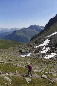 Österreich, Vorarlberg, Frau beim Wandern am Grafierjoch, im Hintergrund Schmalzberg und Valiserapitze - SIEF005040