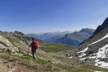 Österreich, Vorarlberg, Frau beim Wandern am Grafierjoch, im Hintergrund Schmalzberg und Valiserapitze - SIEF005037