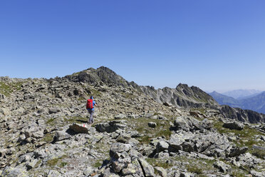 Österreich, Vorarlberg, Frau beim Wandern am Gargellenkopf - SIEF005035