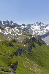 Schweiz, Graubünden, Grafiersee mit Madrisa, Ratikon und Ratschenfluh im Hintergrund - SIEF005030