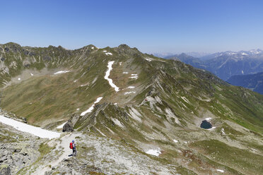 Frau beim Wandern an der schweizerisch-österreichischen Grenze, Montafoner Tal, Antonier Joch, Riedkopf und Ratikon im Hintergrund - SIEF005029