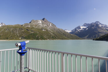 Österreich, Vorarlberg, Münzbetriebenes Fernglas am Silvtretta-Stausee - SIEF005016