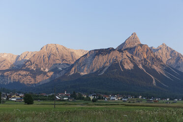 Österreich, Tirol,Ehrwald, Blick auf die Ehrwalder Sonnenspitze - SIEF005013