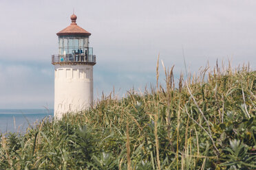 USA, Oregon, Leuchtturm an der Küste - MF000855