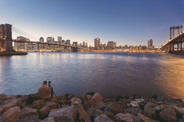 USA, New York City, Mann fotografiert Manhattan Bridge und Brooklyn Bridge - MF000868