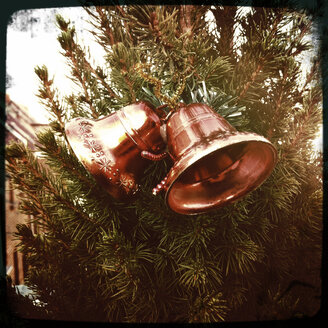 Weihnachtsglocken an einem kleinen Weihnachtsbaum auf dem Balkon Köln, Deutschland - JAWF000009