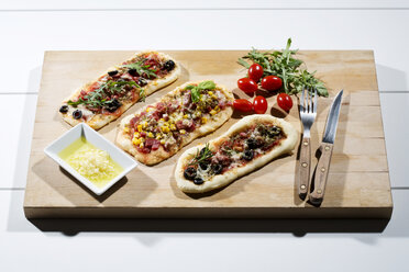 Pizzabrötchen, mit Schinken, Salami, Mozzarella, Tomaten, Rucola, Mais und Oliven - MAEF007701