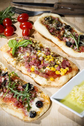 Pizzabrötchen, mit Schinken, Salami, Mozzarella, Tomaten, Rucola, Mais und Oliven - MAEF007702