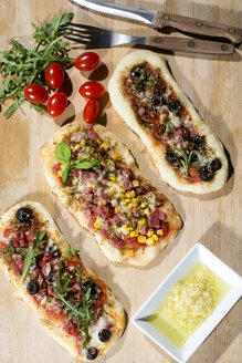 Pizzabrötchen, mit Schinken, Salami, Mozzarella, Tomaten, Rucola, Mais und Oliven - MAEF007703