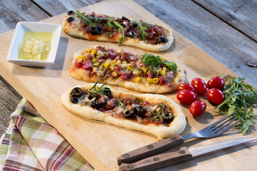 Pizzabrötchen, mit Schinken, Salami, Mozzarella, Tomaten, Rucola, Mais und Oliven - MAEF007704