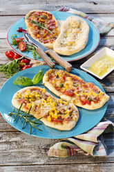 Pizza rolls, with ham, salami, mozzarella, tomato, rucola, maize and olives - MAEF007705
