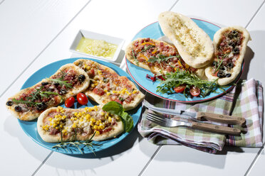 Pizzabrötchen, mit Schinken, Salami, Mozzarella, Tomaten, Rucola, Mais und Oliven - MAEF007708