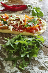 Pizzabrötchen, belegt mit Tomate, Mozzarella, Rucola, Mais, Salami, Schinken, Oliven, Studio - MAEF007710