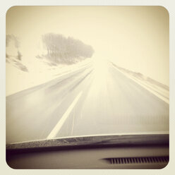 Blick aus dem Auto auf nassen Bürgersteig, Schnee, Winter, Niederösterreich, Österreich - DISF000536