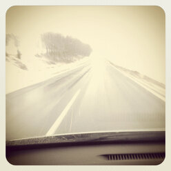 View from the car on wet pavement, snow, winter, Lower Austria, Austria - DISF000536