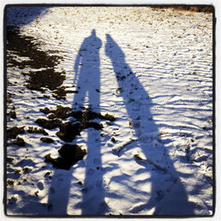 Silhouette of a couple in the snow, low sun, Lower Austria, Austria - DISF000542