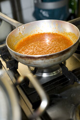 Tomatensauce in einem Topf in der Küche eines italienischen Restaurants - LB000537