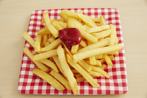 Pommes frites mit Ketchup auf einem Teller, Nahaufnahme - FSF000190