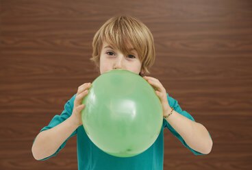 Germany, Boy inflatiing balloon - FSF000202