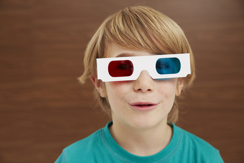 Deutschland, Junge mit 3D-Brille, lizenzfreies Stockfoto